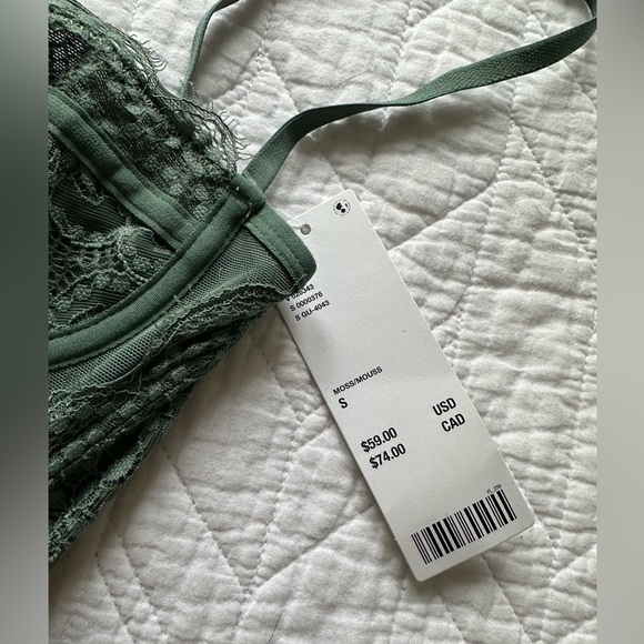 Out from under corset - Picture 3 of 8